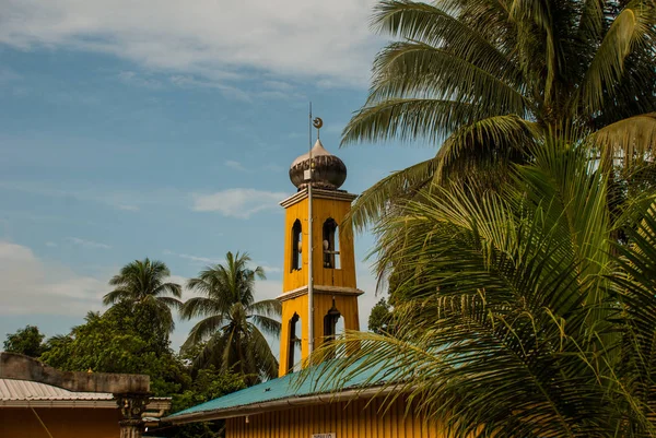 Mezquita tradicional en el pueblo Malasia, Isla de Borneo, Sabah . — Foto de Stock