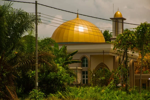 Mezquita tradicional en el pueblo Malasia, Isla de Borneo, Sabah . — Foto de Stock