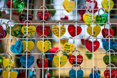 Renkli asma kilitler kalp şeklinde bulanık arka planda, aşk sembolü. Sabah, Borneo, Malezya