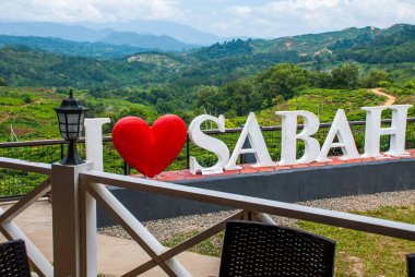 Büyük beyaz harflerle Sabah seviyorum. Borneo, Malezya