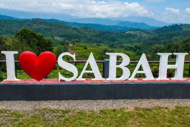 Büyük beyaz harflerle Sabah seviyorum. Borneo, Malezya
