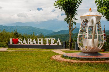 Büyük beyaz harflerle Sabah çay ve su ısıtıcısı metal yerine oturana seviyorum. Borneo, Malezya