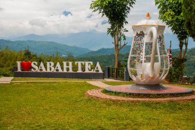 Büyük beyaz harflerle Sabah çay ve su ısıtıcısı metal yerine oturana seviyorum. Borneo, Malezya