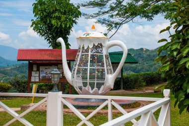 Büyük beyaz metal tencere. Renkli asma kilitler kalp şeklinde bulanık arka planda, aşk sembolü. Sabah, Borneo, Malezya