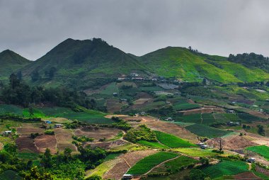 Dağlar bulutlar, köy ve alanlarla tepeler. Sabah, Borneo, Malezya