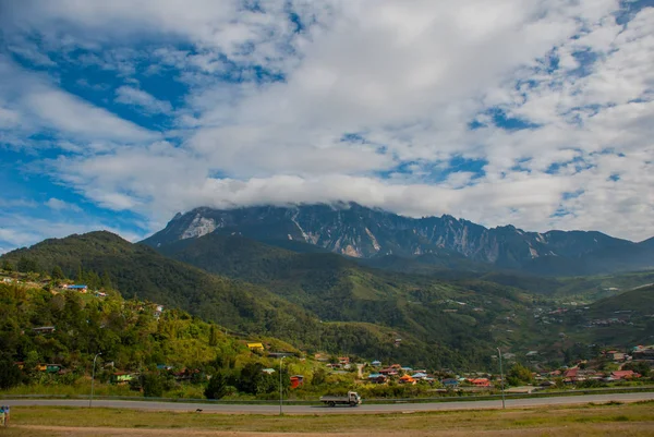 キナバル山は、山のふもとの村を表示します。サバ州、ボルネオ島、マレーシア — ストック写真