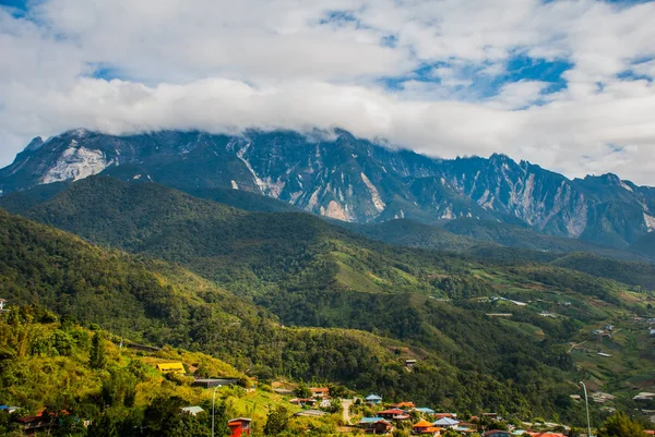 Wsi u podnóża góry Mount Kinabalu widoku. Sabah, Borneo, Malezja — Zdjęcie stockowe