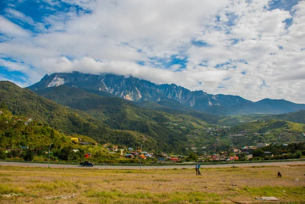 Monte Kinabalu vista, villaggi ai piedi della montagna. Sabah, Borneo, Malesia — Foto Stock