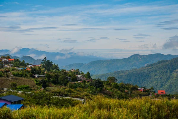Vistas al monte Kinabalu, pueblos al pie de la montaña. Sabah, Borneo, Malasia — Foto de Stock