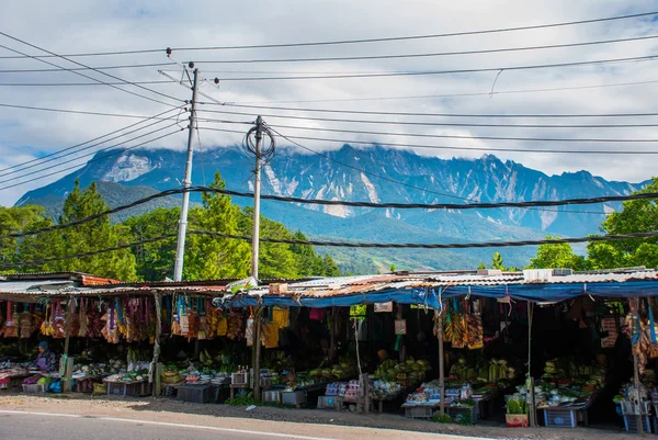Pohled na Mount Kinabalu, vesnice na úpatí hory. Sabah, Borneo, Malajsie — Stock fotografie