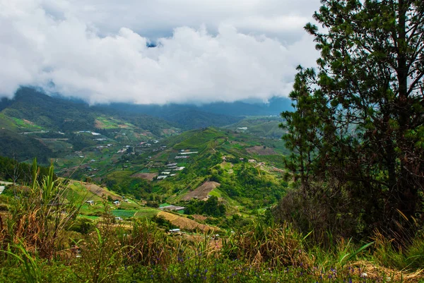 Monte Kinabalu vista, villaggi ai piedi della montagna. Sabah, Borneo, Malesia — Foto Stock