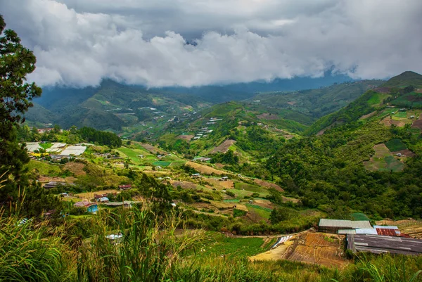 Vistas al monte Kinabalu, pueblos al pie de la montaña. Sabah, Borneo, Malasia —  Fotos de Stock