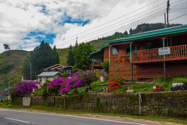 Silnice a domy ve vesnici na kopci. Sabah, Borneo, Malajsie — Stock fotografie