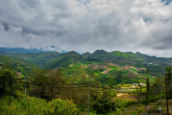 Dağlar bulutlar, köy ve alanlarla tepeler. Sabah, Borneo, Malezya