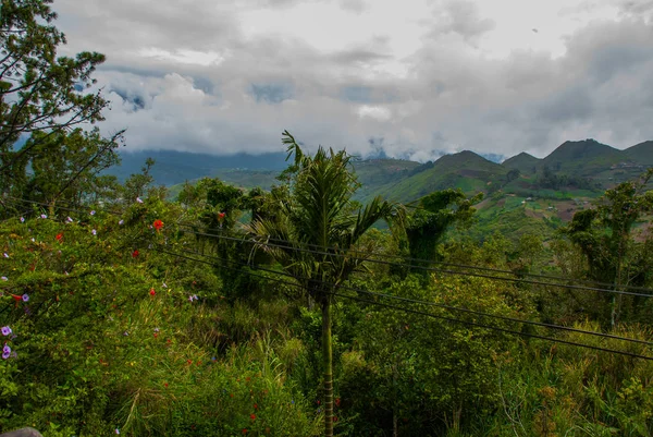 Montagne tra le nuvole, i villaggi e le colline con campi. Sabah, Borneo, Malesia — Foto Stock