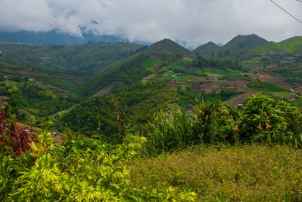 Munți în nori, sate și dealuri cu câmpuri. Sabah, Borneo, Malaezia — Fotografie, imagine de stoc