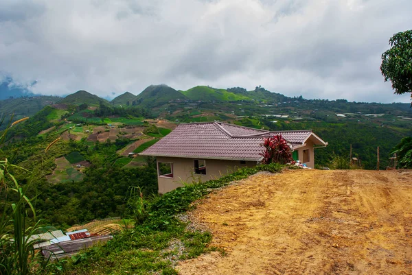 Дороги і будинків в селі на схилах гір з хмар. Сабах, Борнео, Малайзія — стокове фото