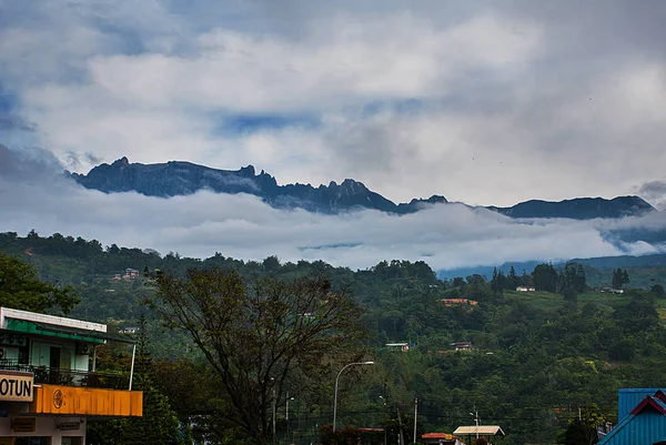Wsi u podnóża góry Mount Kinabalu widoku. Sabah, Borneo, Malezja — Zdjęcie stockowe