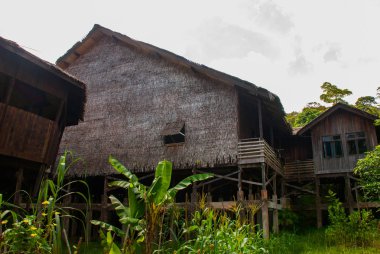 Kuching Sarawak kültür Köyü geleneksel ahşap evler. Malezya