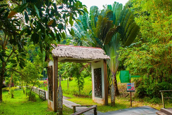 De hoofdingang van de Kuching naar Sarawak cultuur dorp. Borneo, Maleisië — Stockfoto