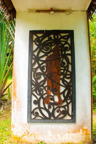 Rzeźba w drewnie fragmentu. Główne wejście Kuching do wsi Sarawak kultury. Malezja — Zdjęcie stockowe