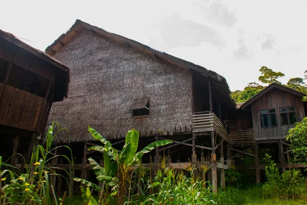 Casas de madera tradicionales en el pueblo de Kuching a Sarawak Culture. Malasia — Foto de Stock