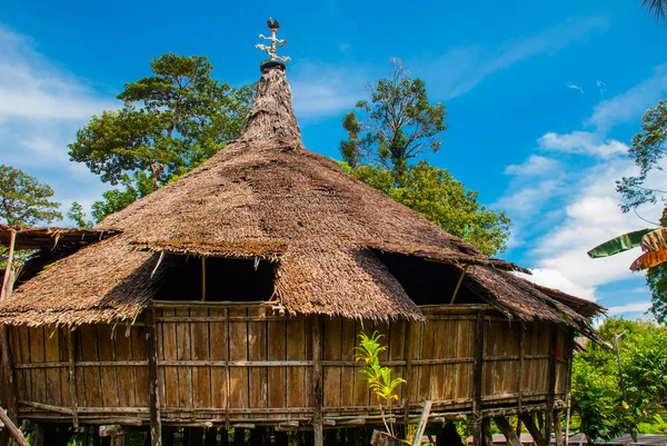 Casas tradicionales de madera Melanau. Kuching Sarawak Culture village. Malasia — Foto de Stock