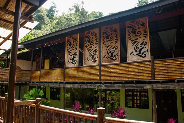 サラワク文化村にクチンの伝統的な木造住宅。マレーシア — ストック写真