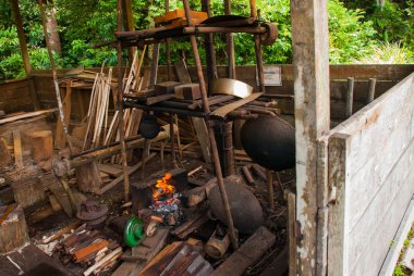 Ateş yakar, yerel yaşam. Kuching Sarawak kültür köyü. Malezya