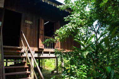 Geleneksel ahşap evler Ruman Melayu. Kuching Sarawak kültür köyü. Malezya