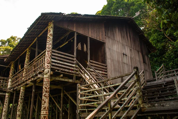 Casas de madera tradicionales Rumah Orang Ulu Kuching a Sarawak Aldea cultural. Malasia — Foto de Stock
