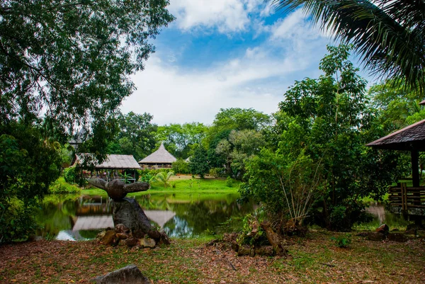 Traditionelles Holzhaus am See. Kuching zu Sarawak Kulturdorf. Malaien — Stockfoto