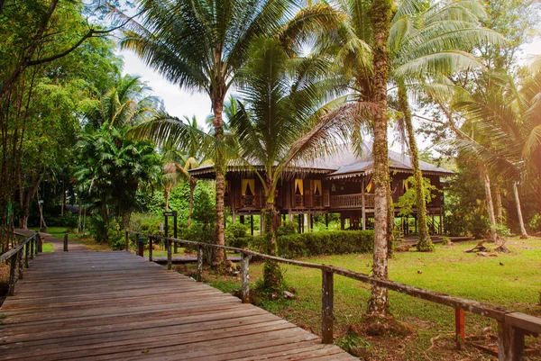 Casas de madeira tradicionais e estrada de madeira. Kuching à aldeia de Sarawak Cultura. Malásia — Fotografia de Stock