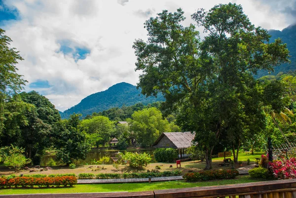 Traditionele houten huizen in de Kuching naar Sarawak cultuur dorp. Borneo, Maleisië — Stockfoto