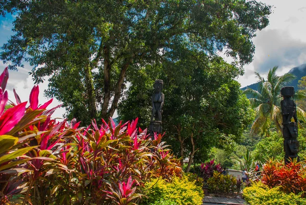 Traditioneel houten huis in de buurt van het meer. Kuching, Sarawak cultuur dorp. Maleisië — Stockfoto