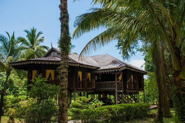 Traditionelle Holzhäuser ruman melayu. Kuching zu Sarawak Kulturdorf. Malaien — Stockfoto