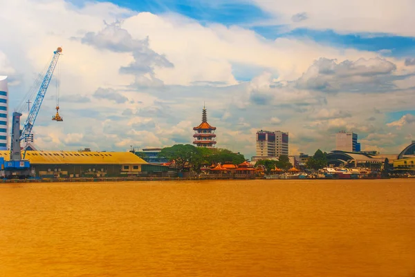 Het uitzicht vanaf het water van het Sibu stad, Sarawak, Maleisië, Borneo — Stockfoto