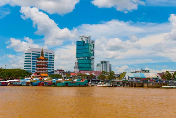 Widok z wody Sibu miasta, prowincji Sarawak, Malezja, Borneo — Zdjęcie stockowe