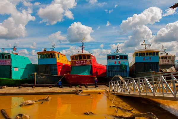 Le paysage du port et des navires. Ville de Sibu, Sarawak, Malaisie, Bornéo — Photo