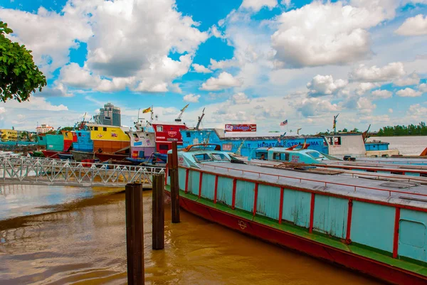Die Landschaft des Hafens und die Schiffe. sibu city, sarawak, malaysia, borneo — Stockfoto