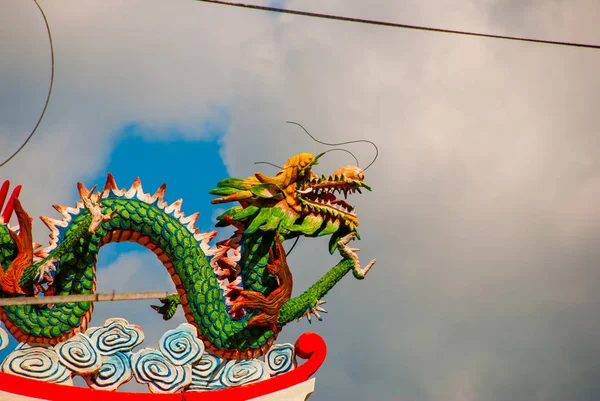 Colored dragon sculpture on the roof. Tua Pek Kong Chinese Temple. Sibu, Sarawak, Malaysia, Borneo — Stock Photo, Image