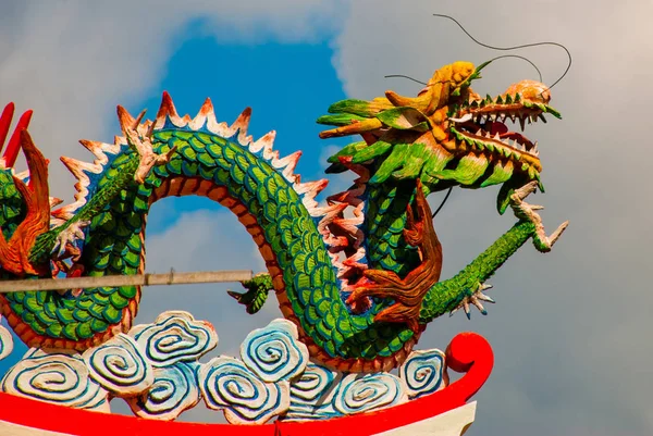 Escultura de dragón de color en el techo. Templo Chino Tua Pek Kong. Sibu, Sarawak, Malasia, Borneo — Foto de Stock