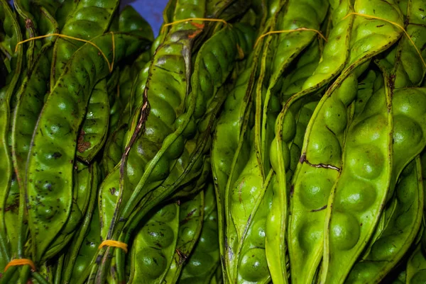 Нераспечатанные зеленые бобы на рынке — стоковое фото