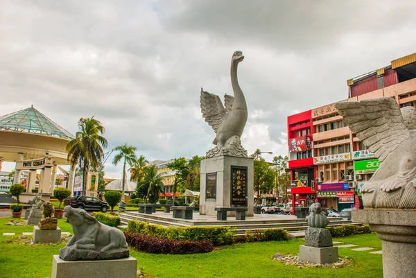 Monument sculpture of a Swan. Central square Sibu city, Sarawak, Malaysia, Borneo — Stok fotoğraf