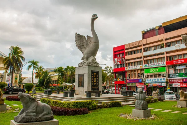 Monument sculpture of a Swan. Central square Sibu city, Sarawak, Malaysia, Borneo — Stok fotoğraf