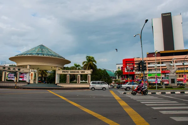 Pomnik rzeźby łabędzia. Central Square Sibu City, Sarawak, Malezja, Borneo — Zdjęcie stockowe