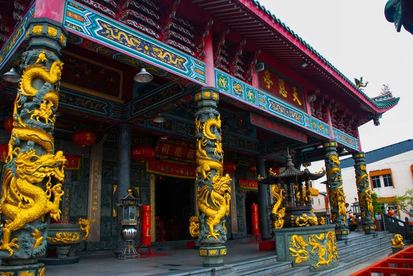 Drago d'oro sul palo. Tempio cinese di Tua Pek Kong. Bintulu città, Borneo, Sarawak, Malesia — Foto Stock