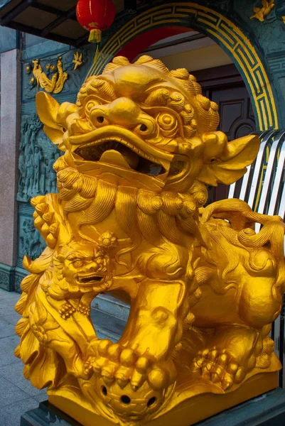 Patung Emas di pintu masuk. Kuil Cina Old Pek Kong. Kota Bintulu, Kalimantan, Sarawak, Malaysia — Stok Foto