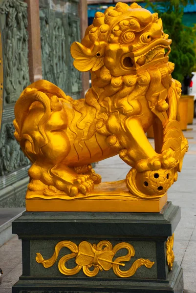 Patung Emas di pintu masuk. Kuil Cina Old Pek Kong. Kota Bintulu, Kalimantan, Sarawak, Malaysia — Stok Foto