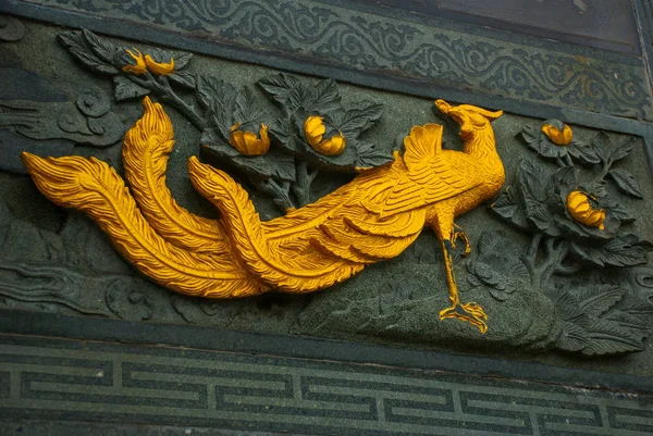 Golden Frieze, o pavão. Templo chinês de Tua Pek Kong. Bintulu city, Bornéu, Sarawak, Malásia — Fotografia de Stock